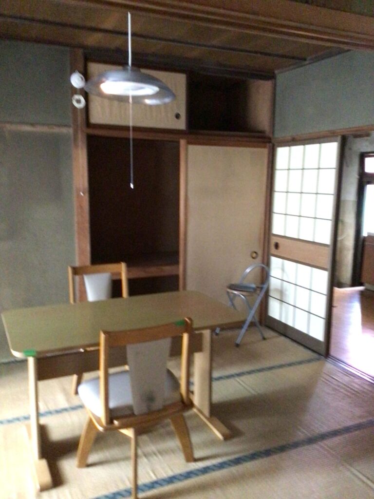木造住宅一軒家、屋根裏あり・車庫付きの残置処分整理作業を行いました。