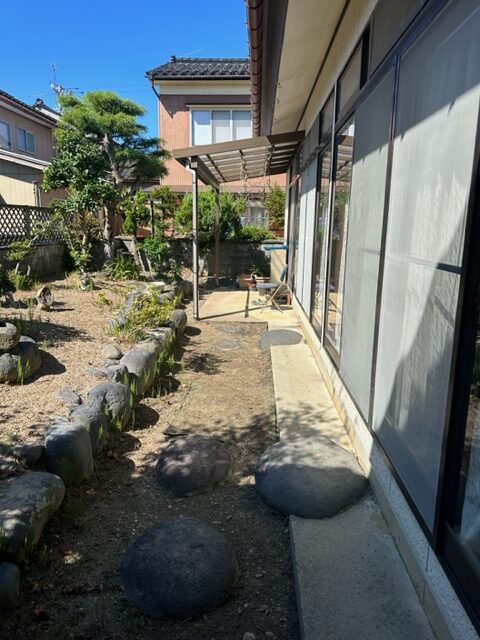 木造住宅一軒家、屋根裏あり・車庫付きの残置処分整理作業を行いました。