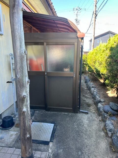 木造住宅一軒家、屋根裏あり・車庫付きの残置処分整理作業を行いました。