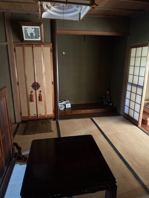 木造住宅一軒家、屋根裏あり・車庫付きの残置処分整理作業を行いました。