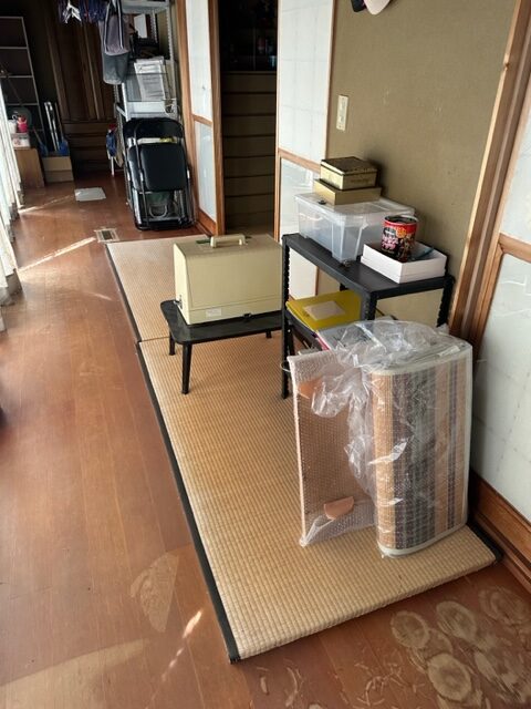 木造住宅一軒家、屋根裏あり・車庫付きの残置処分整理作業を行いました。