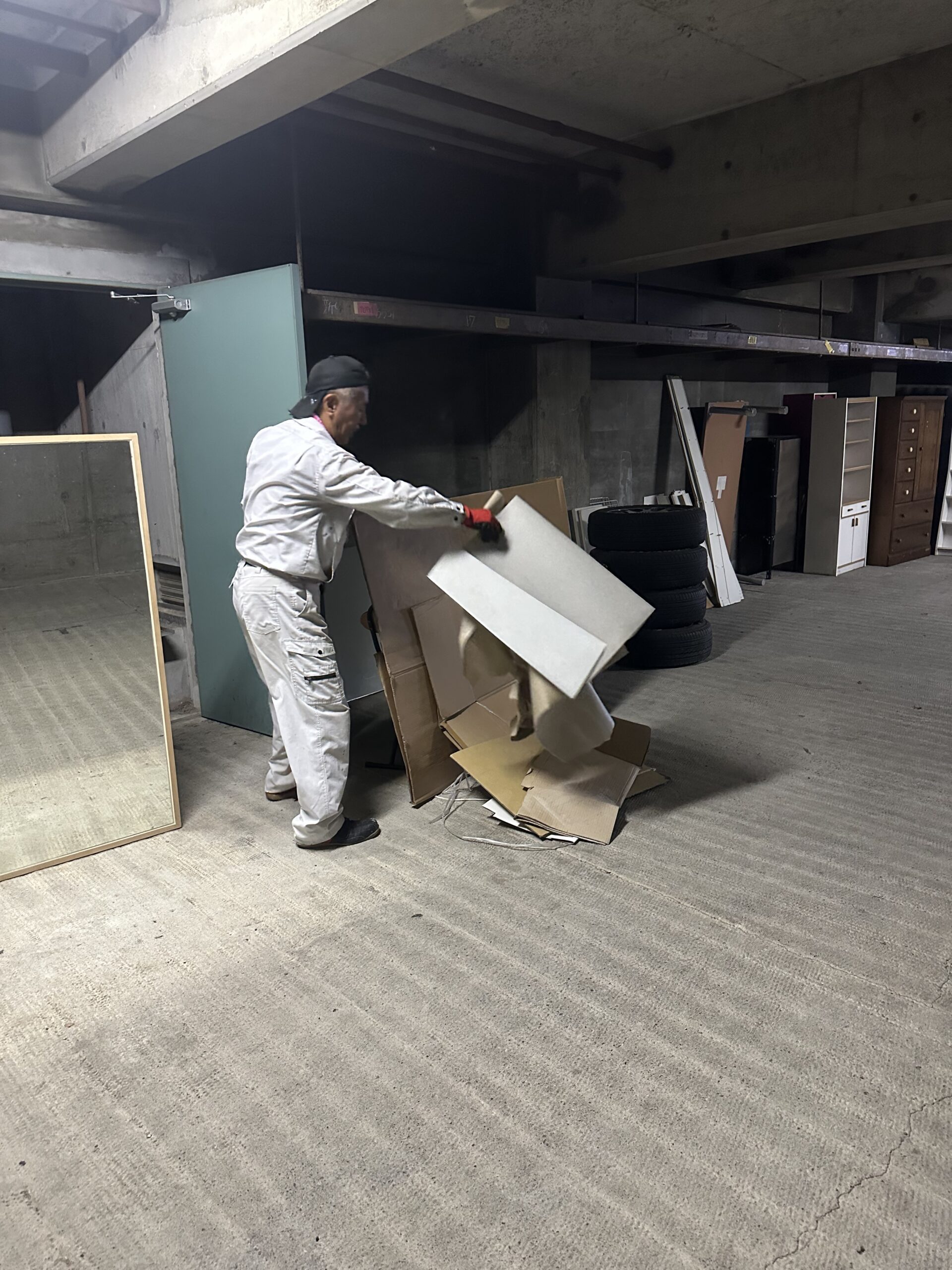 商業ビル、鉄筋コンクリート4階建てでの残置物撤去を行いました。