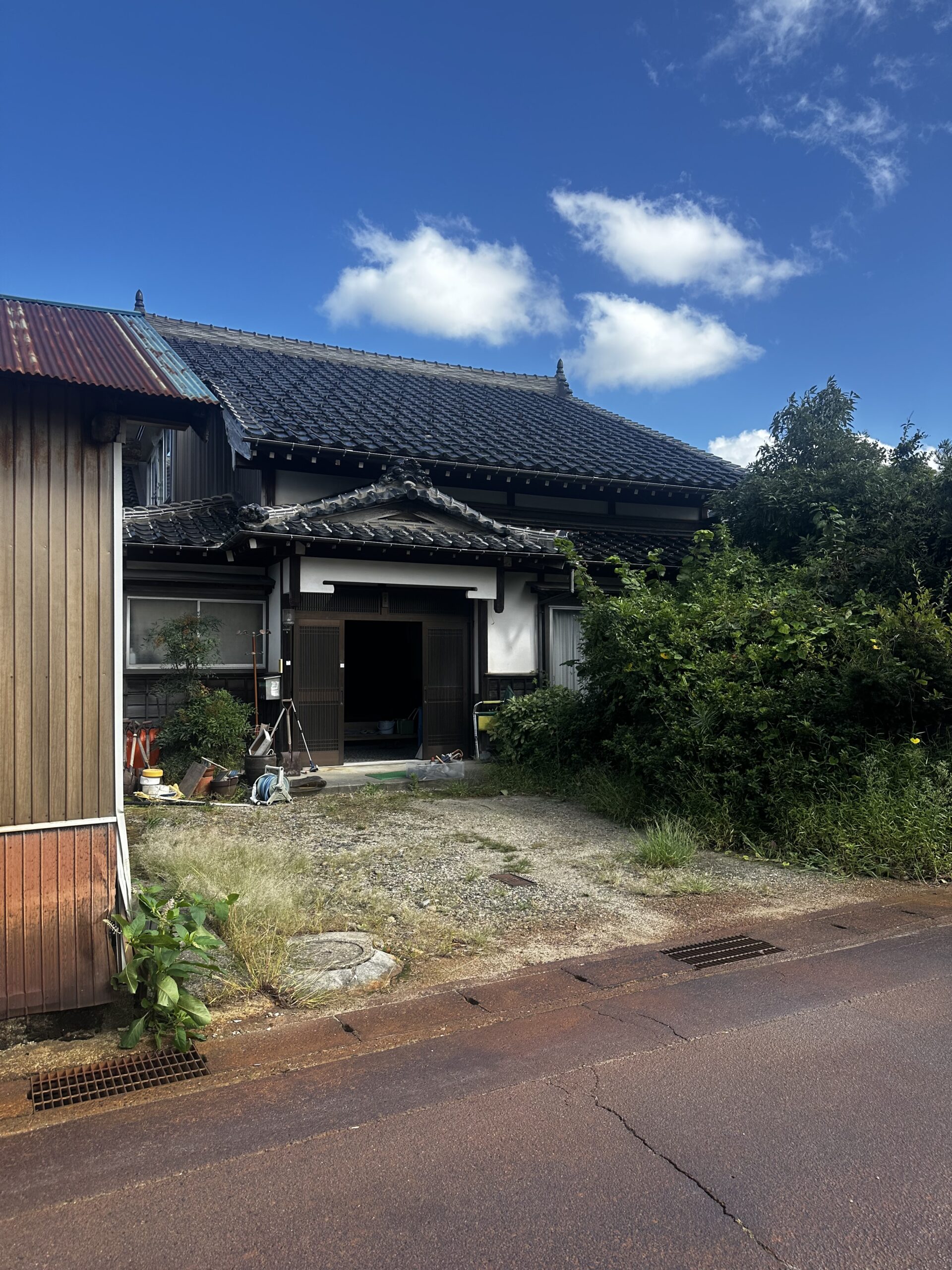木造住宅２階建・納屋２棟の遺品整理を行いました。