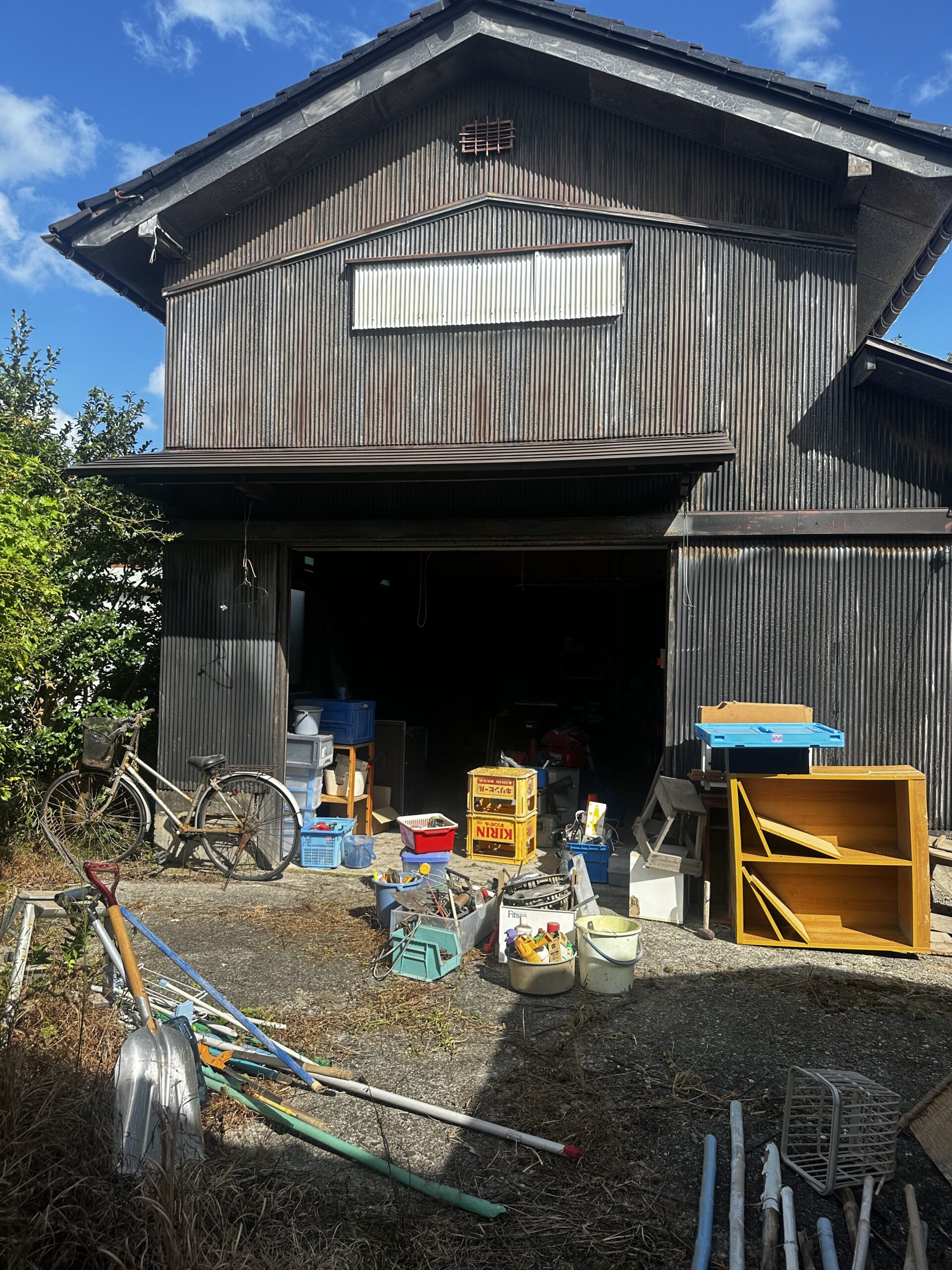 木造住宅２階建・納屋２棟の遺品整理を行いました。